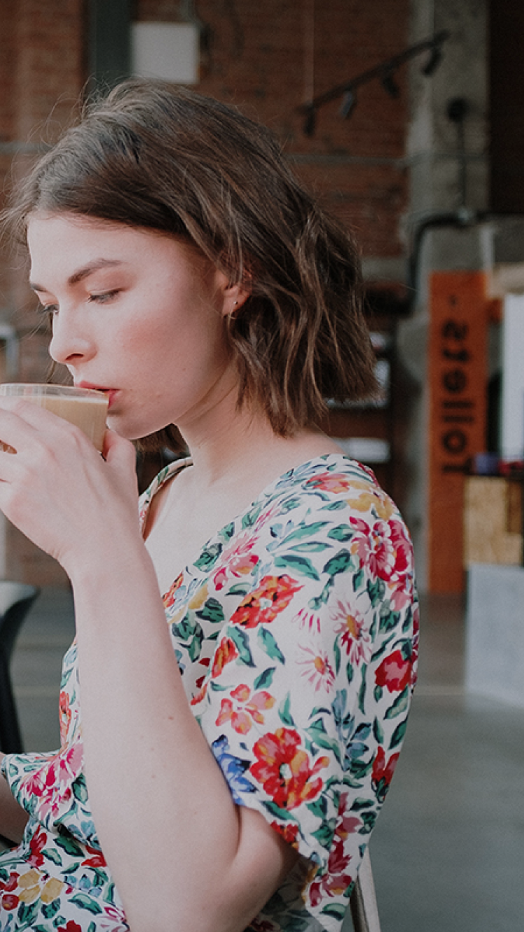 コーヒーを飲んでいる女性